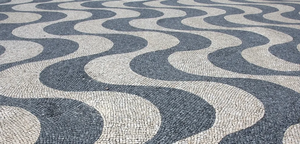 La calçada portuguesa  
©Dreamstime.com/Hieronymusukkel  
