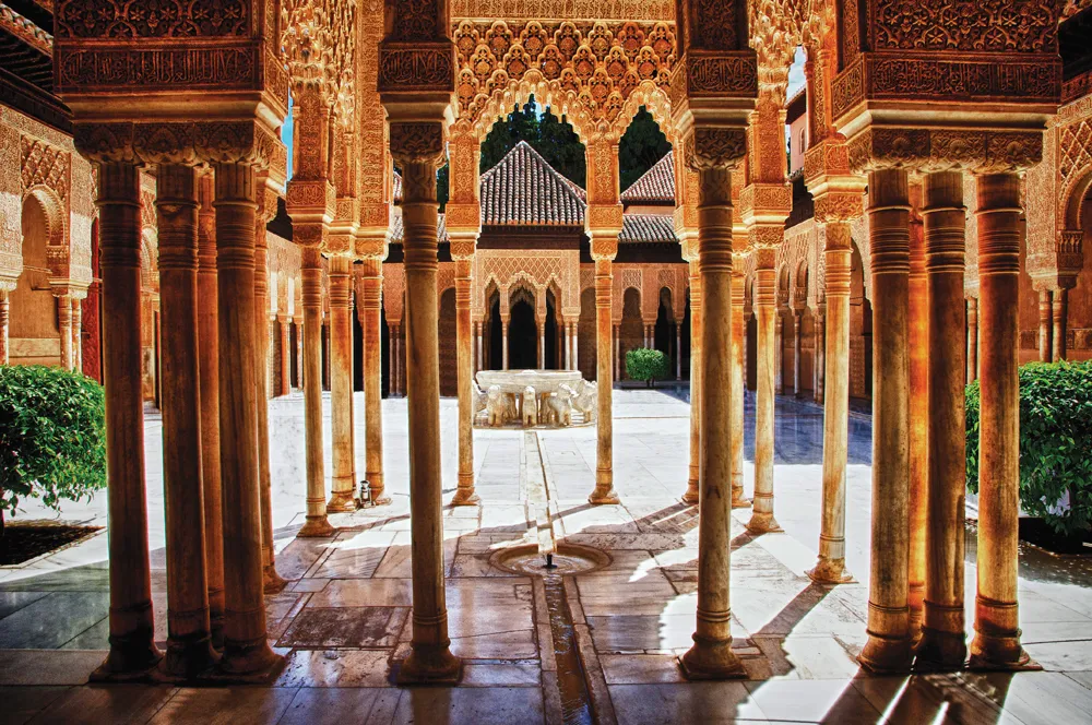 Patio de los Leones de l’Alhambra, Grenade  
©iStockphoto.com/Dynamail  
