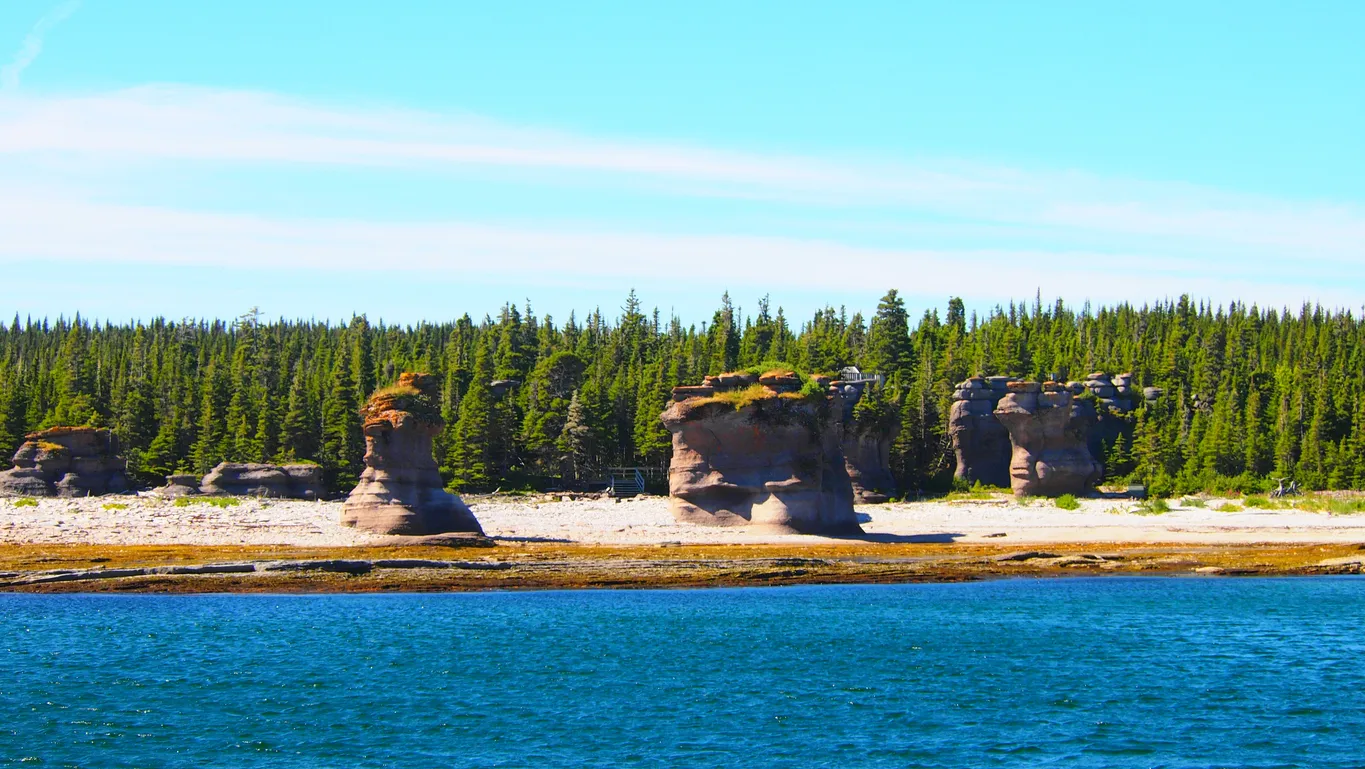 Monolithes de la réserve du parc national de l'Archipel des îles-Mingan sur la Côte-Nord du Québec © iStock Pierre-Olivier Valiquette