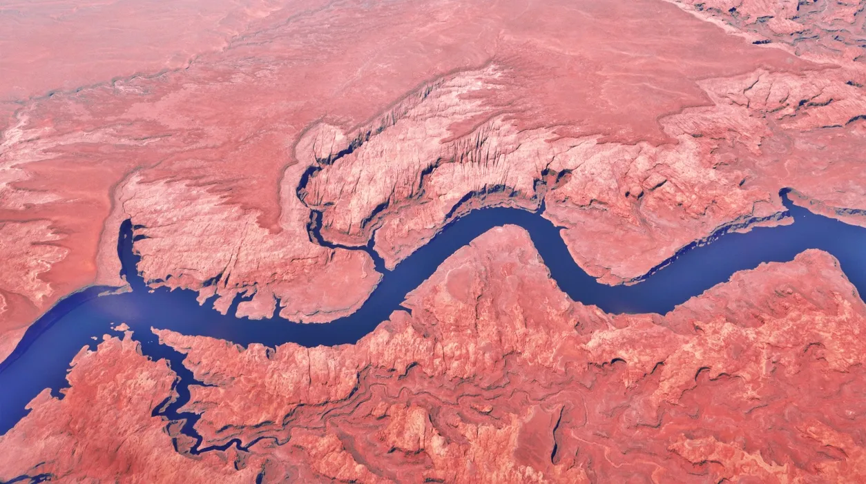 Vue aérienne du fleuve Colorado. Long de 2330 km, il prend sa source dans les Rocheuses et se jette dans le golfe de Californie au Mexique © iStock / Eminaldo