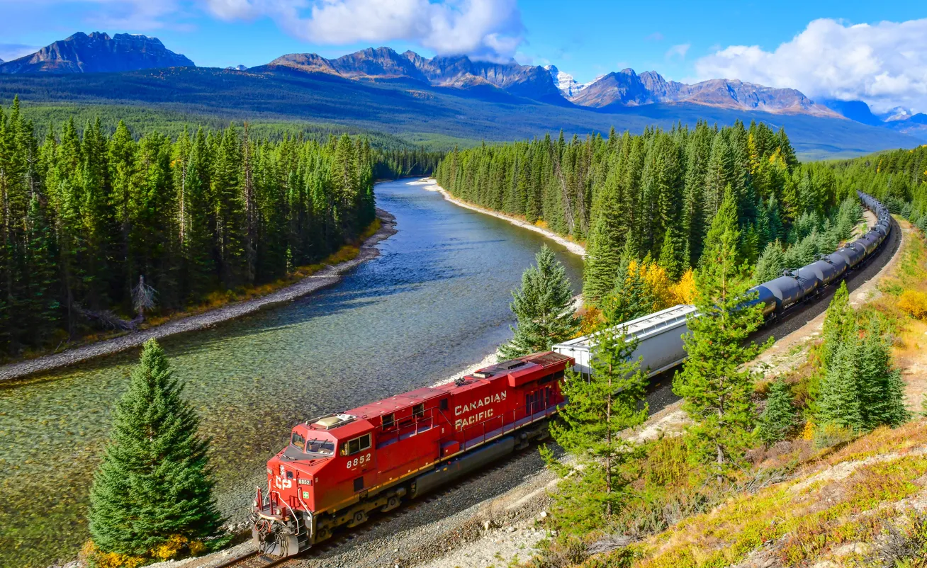 Un train de marchandises du CP le long de la rivière Bow en Alberta dans l'ouest canadien. .Stock / MJ_Prototype