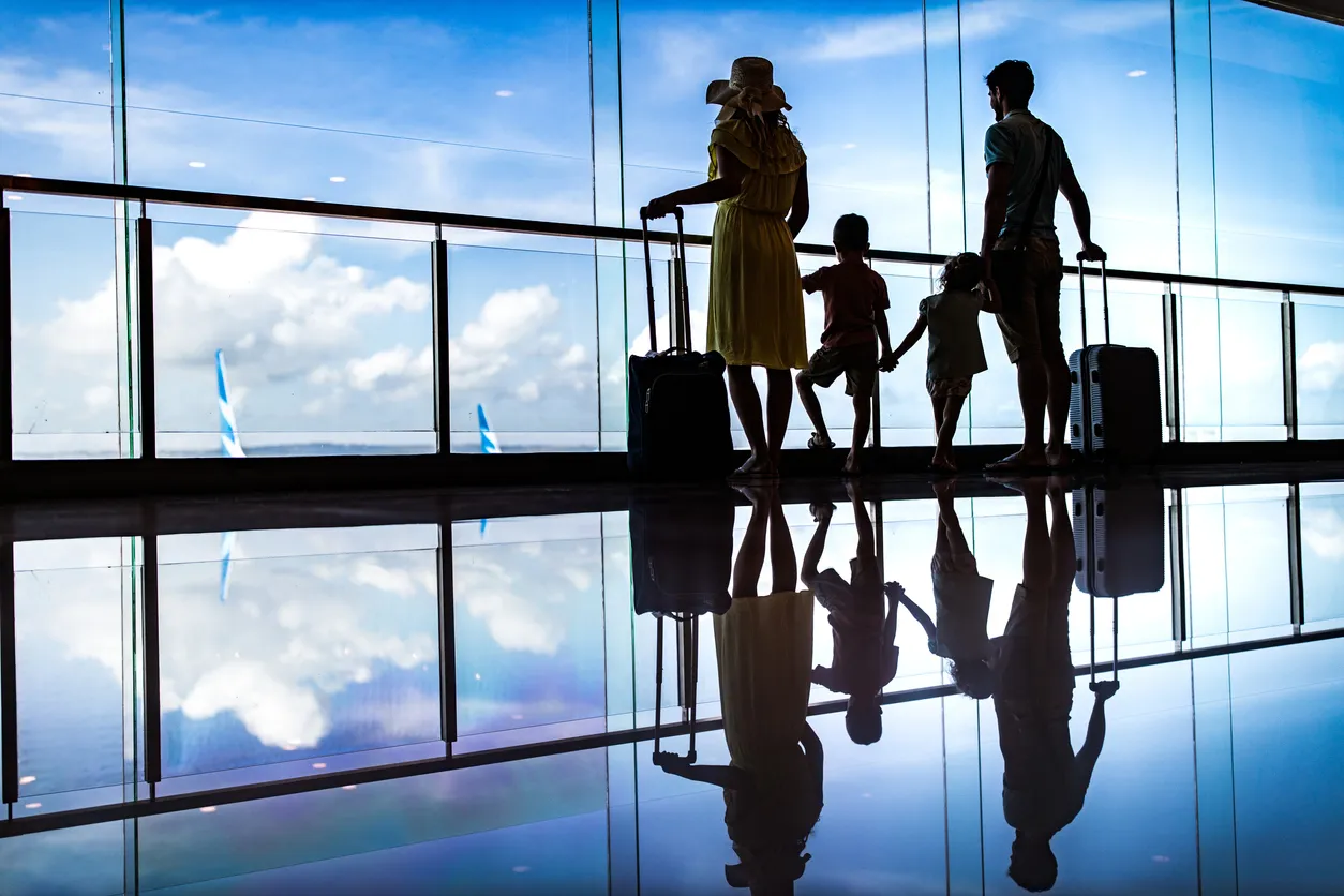 Famille à l'aéroport © iStock / skynesher