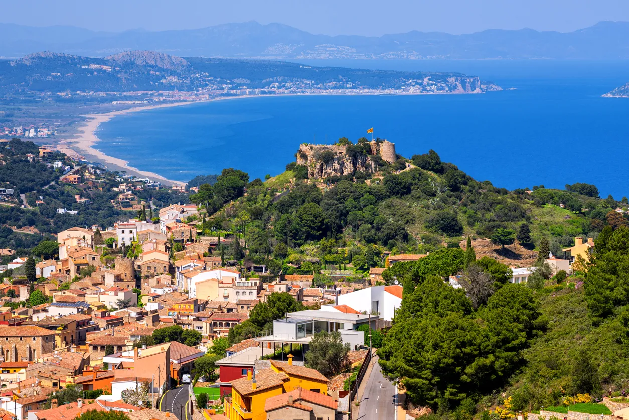 Le vieille ville de Begur et son château, devant la Méditerranée; au loin, les Pyrénées.  © iStock / Xantana
