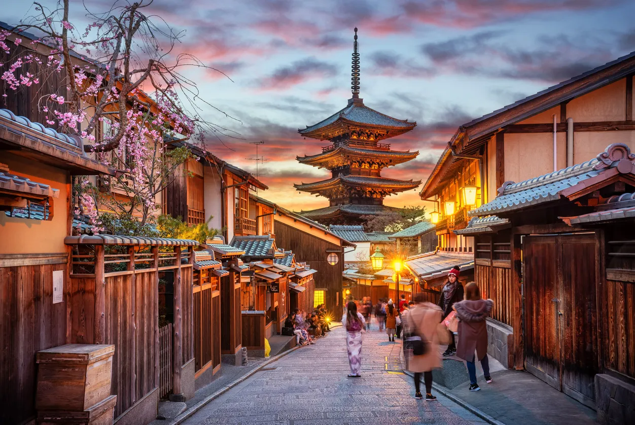 La rue Sannen Zaka et la pagode Yasaka, dans le quartier de Higashiyama à Kyoto, Japon © iStock / Eloi_Omella