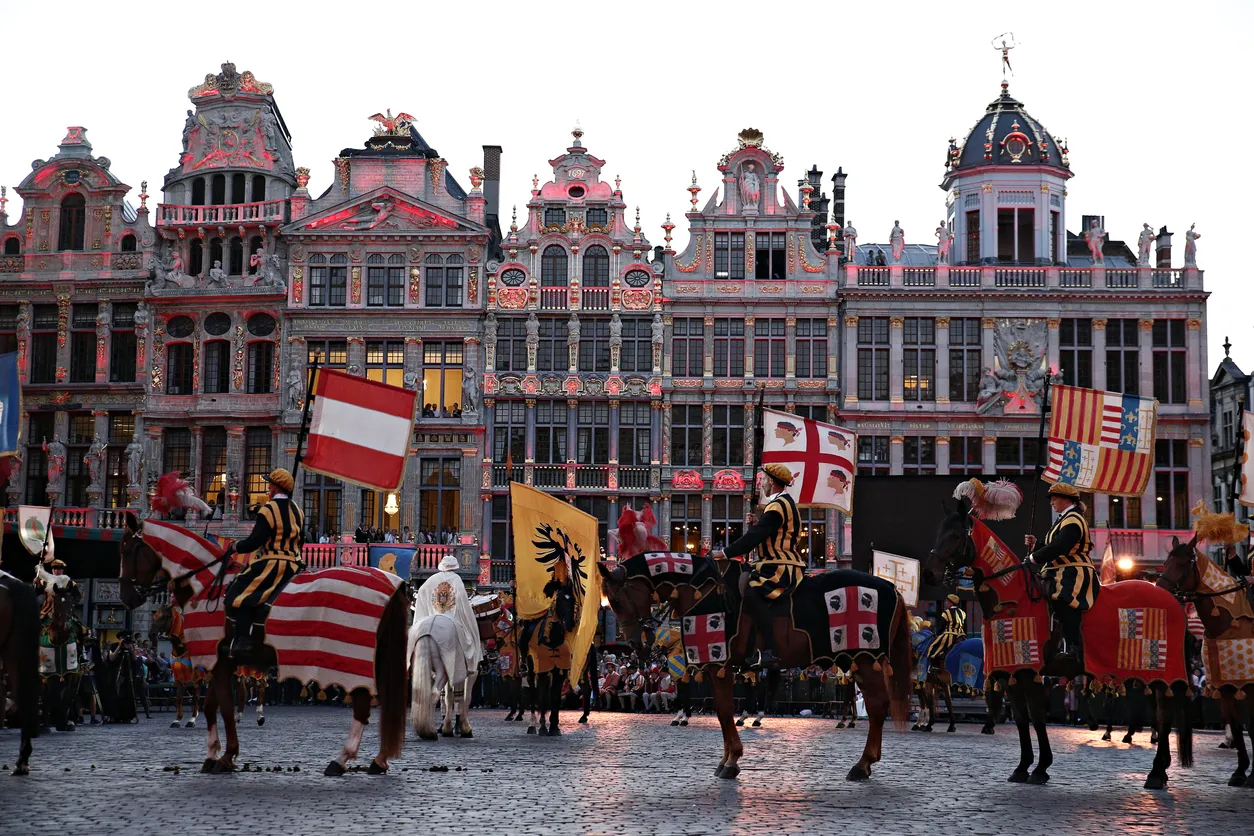 La  procession annuelle de l'Ommegang qui célèbre l'entrée de l'empereur Charles Quint à Bruxelles en 1549 sur la Grand Place de Bruxelles en Belgique © iStock /Alexandros Michailidis