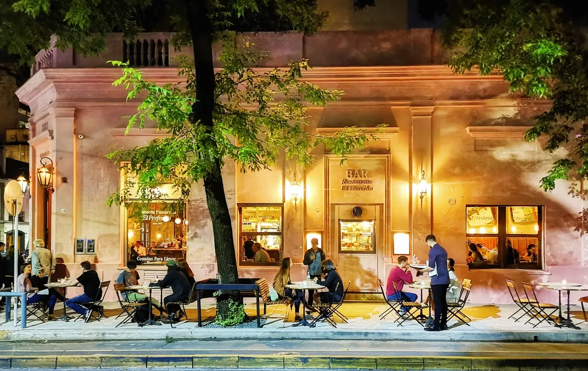 Les dîneurs profitent du printemps de Buenos Aires dans le quartier Palermo Hollywood à la terrasse d'un restaurant © iStock / NicolasMcComber
