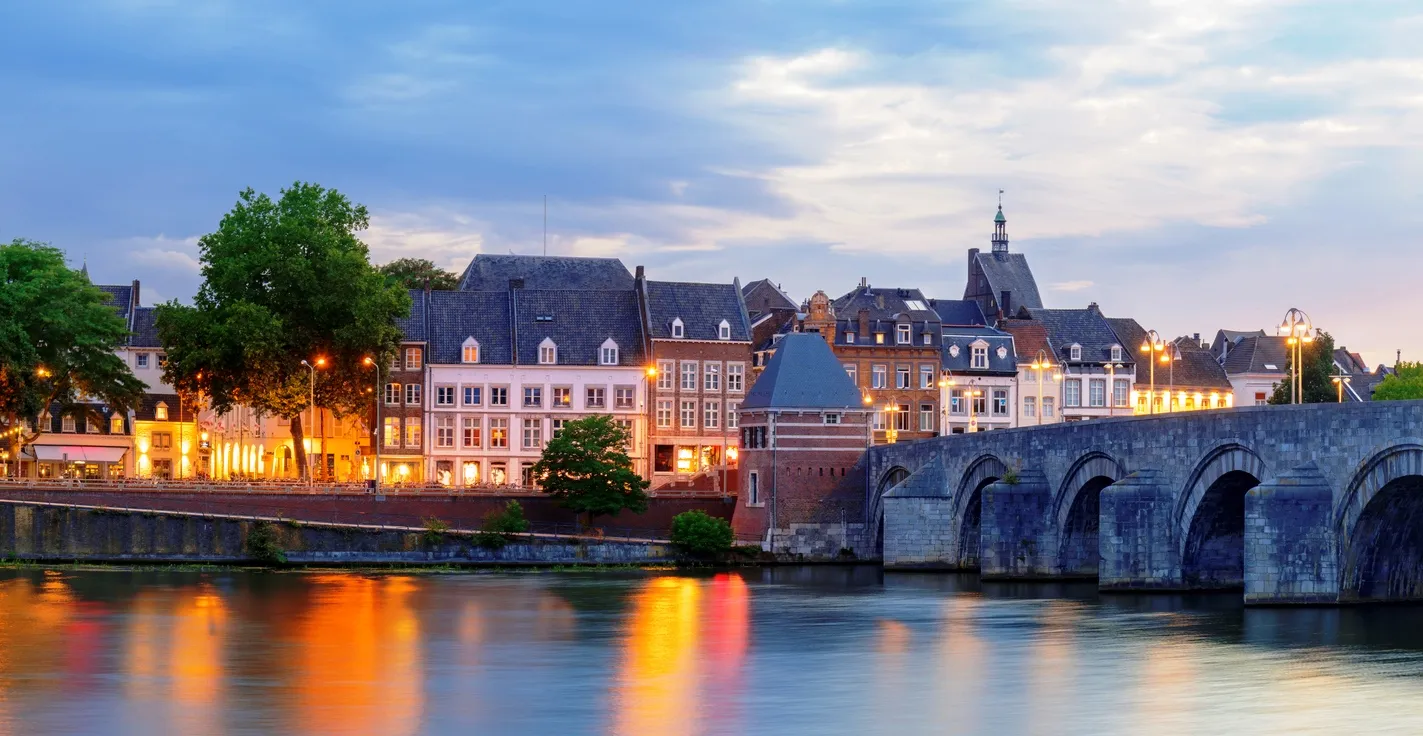 Le pont Sint Servaas à Maastricht aux Pays-Bas, ville où fut signé en 1992 l'important traité de Maastricht qui inaugure l’union monétaire et économique et crée la citoyenneté européenne; il prévoyait la création de l'euro. © iStock / JacobH