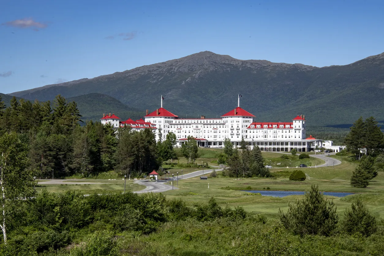 Construit à l'origine en 1902, l'hôtel Omni Mount Washington, un des grands hôtels des White Mountains, avec le Mount Jefferson derrière. Bretton Woods, New Hampshire. © iStock / Robert Michaud