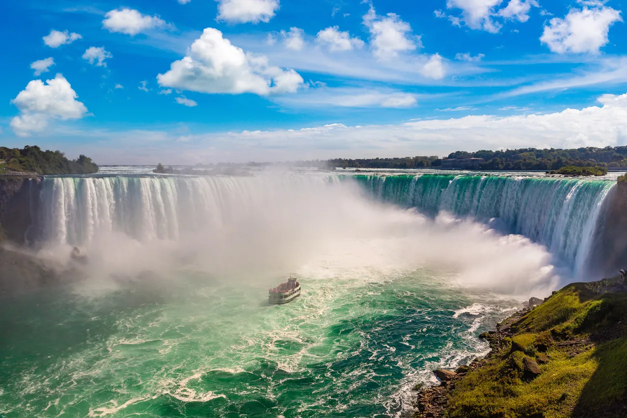  Le côté canadien des chutes du Niagara © iStock / bloodua