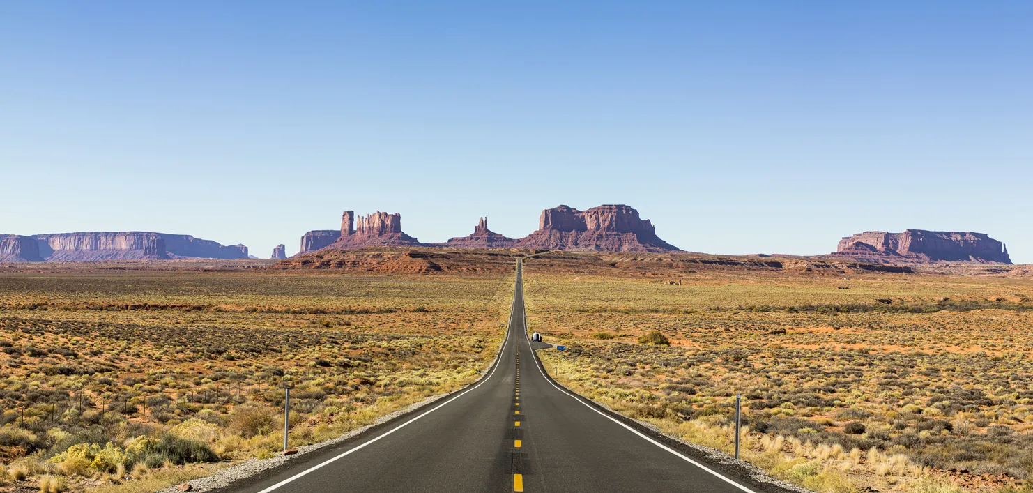 La Route 66 dans la Monument Valley, au Navajo Tribe Park en Arizona © iStock / Wolfgang Gafriller