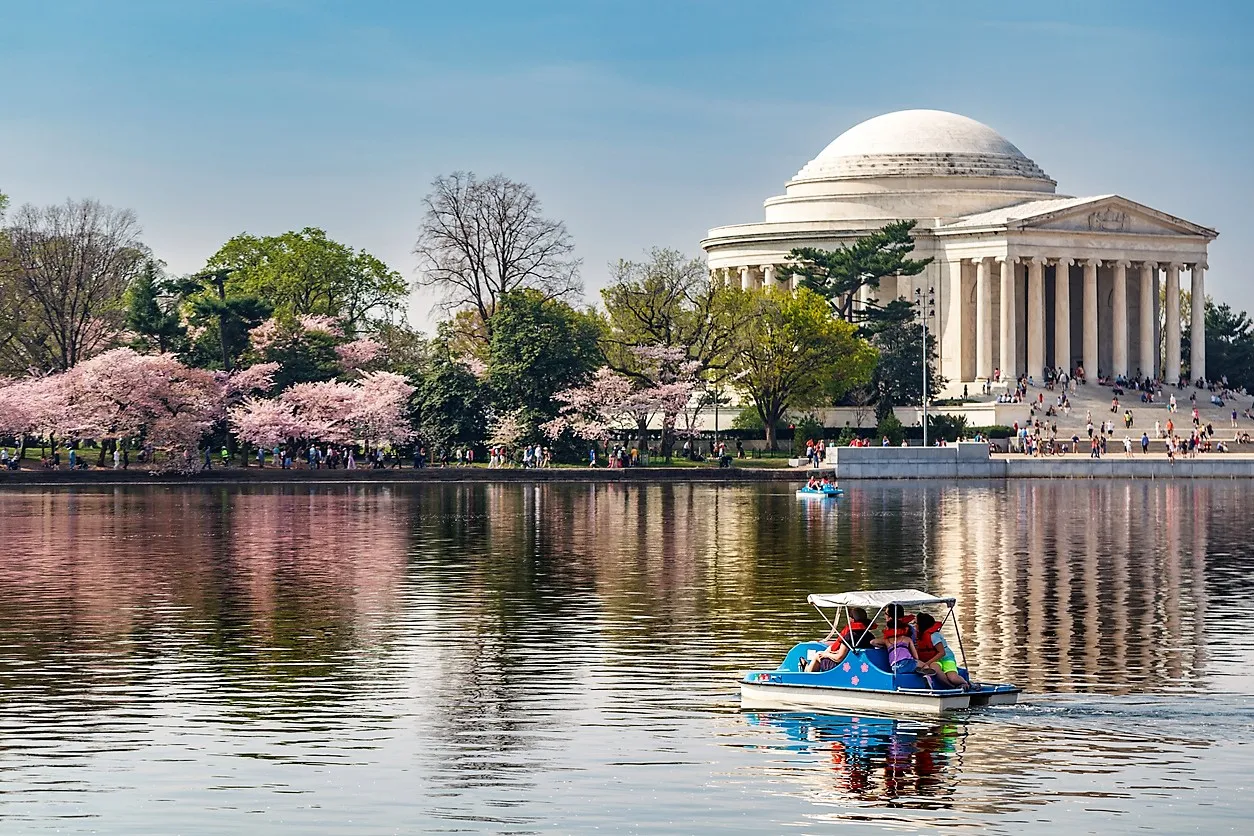 Balade en pédalo devant le Jefferson Memorial © iStock / eurobanks