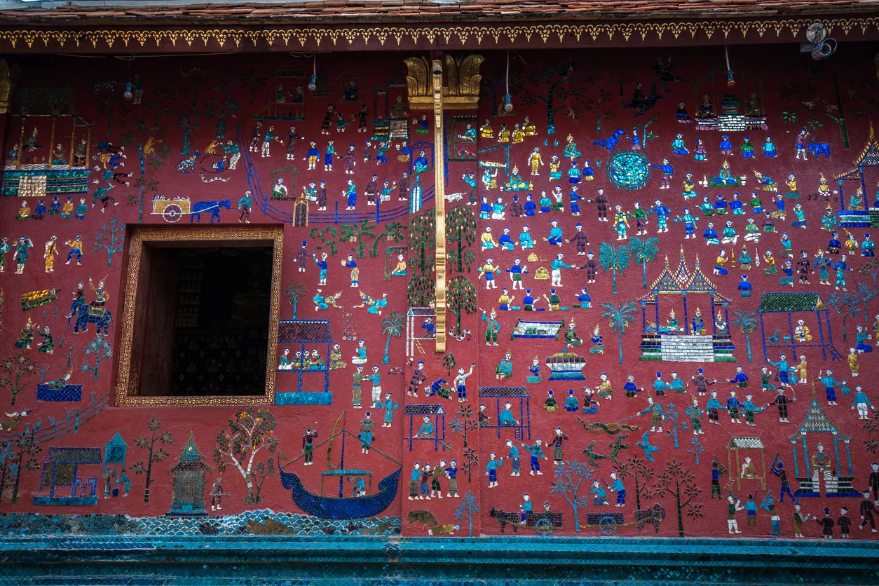 Mur décoré du temple Wat Xieng Thong à Luang Prabang, Laos © iStock / Maodoltee