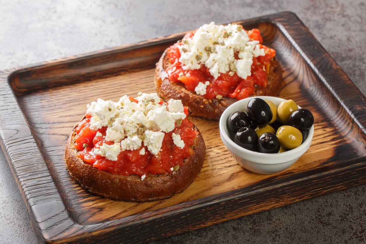Des dakos, meze crétois; pain d'orge garni de tomates hachées et de feta avec des olives. © iStock / Alleko