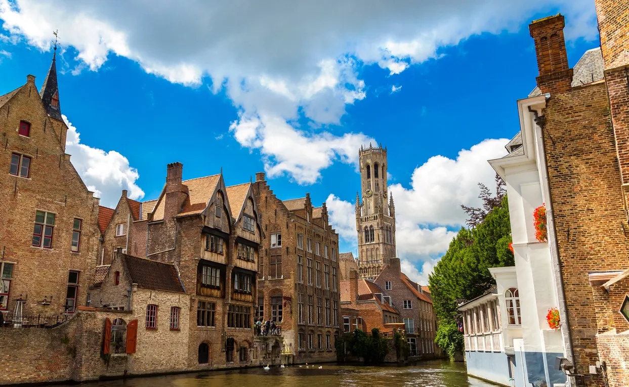 Le beffroi de Bruges, tour médiévale, surmonte la Halle aux draps sur la Grand-Place. © iStock / bloodua