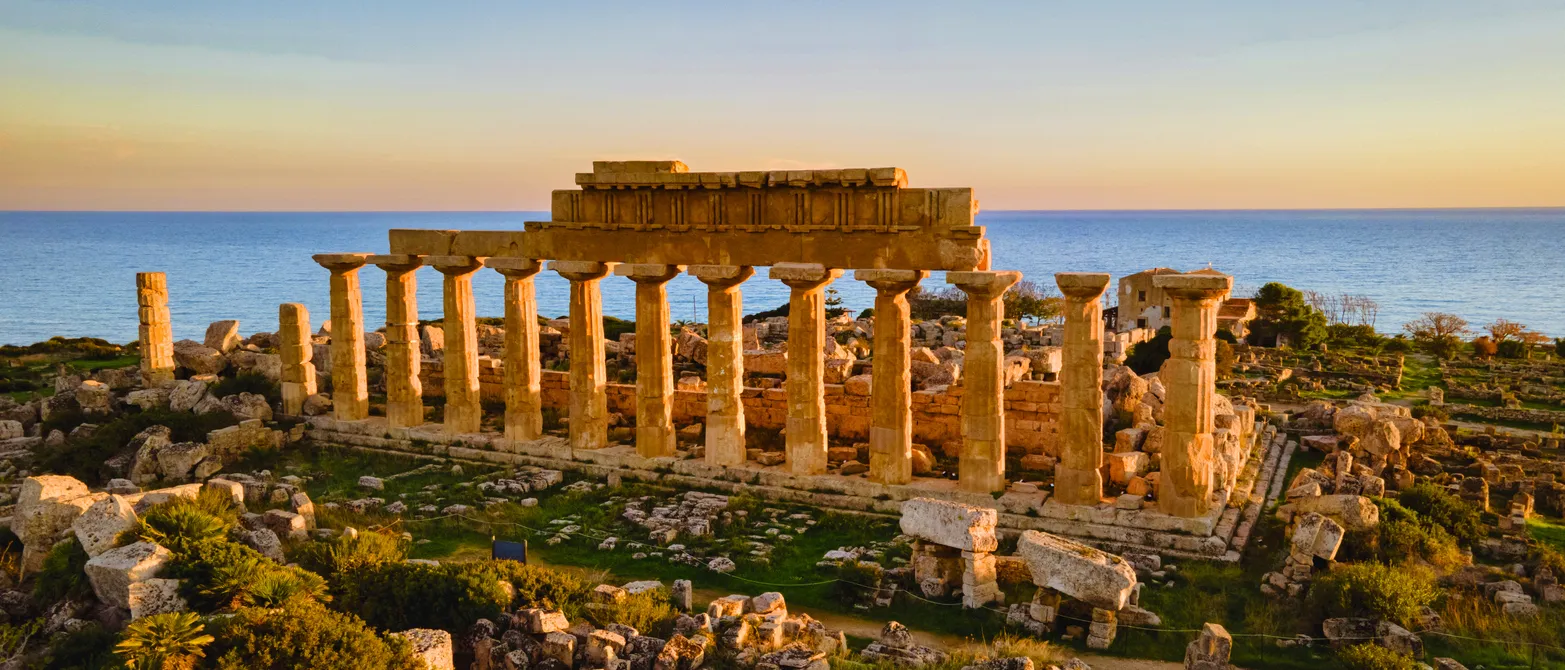 Vue sur la mer et les ruines des colonnes grecques dans le parc archéologique de Sélinonte en Sicile. © iStock/ Chirapriya Thanakonwirakit
