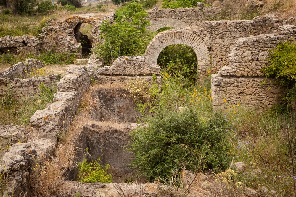 Ancienne voie navigable parmi les ruines romaines de Lixus | © Silvrshootr