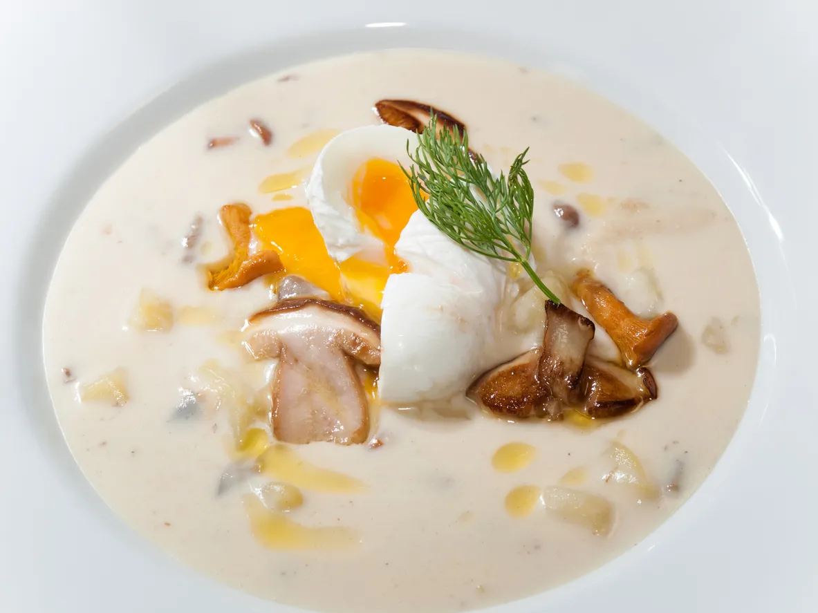 La soupe kulajda allie champignons, pommes de terre, œufs de caille, crème sure et aneth. ©  iStock / scigelova