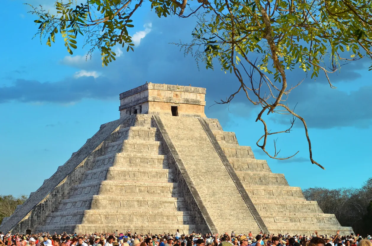 Chichén Itzá au moment de l'équinoxe. © iStock / snoofek