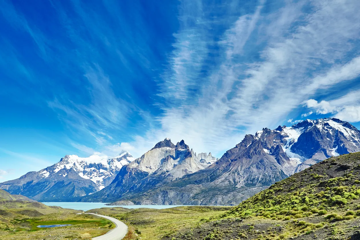 Vue panoramique sur le lac Pehoe et les montagnes du parc national Torres del Paine en Patagonie chilienne © iStock / encrier