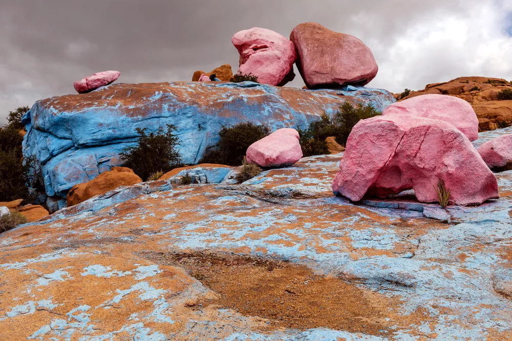 Grosses pierres colorées de pourpre, rose, brun ou bleu, Maroc, Afrique | © Pavliha