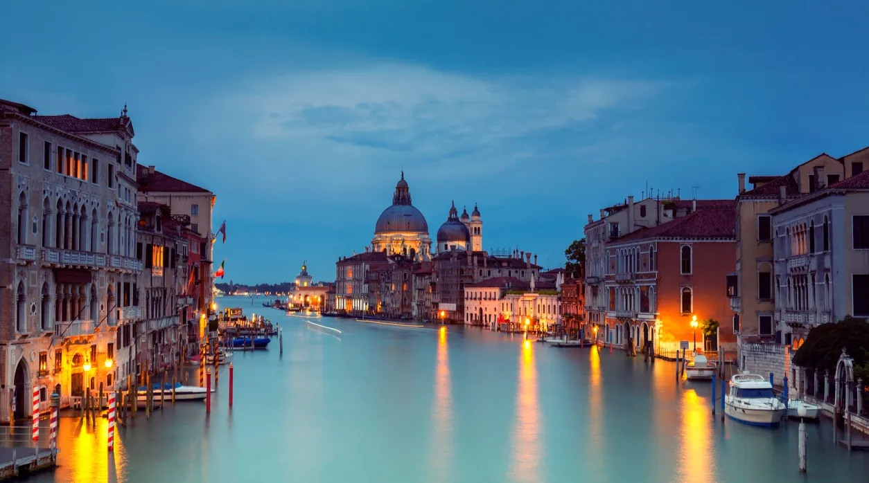 Venise comme décor de romans policiers? Le Grand Canal et Santa Maria della Salute au crépuscule 
©iStock/_ultraforma_