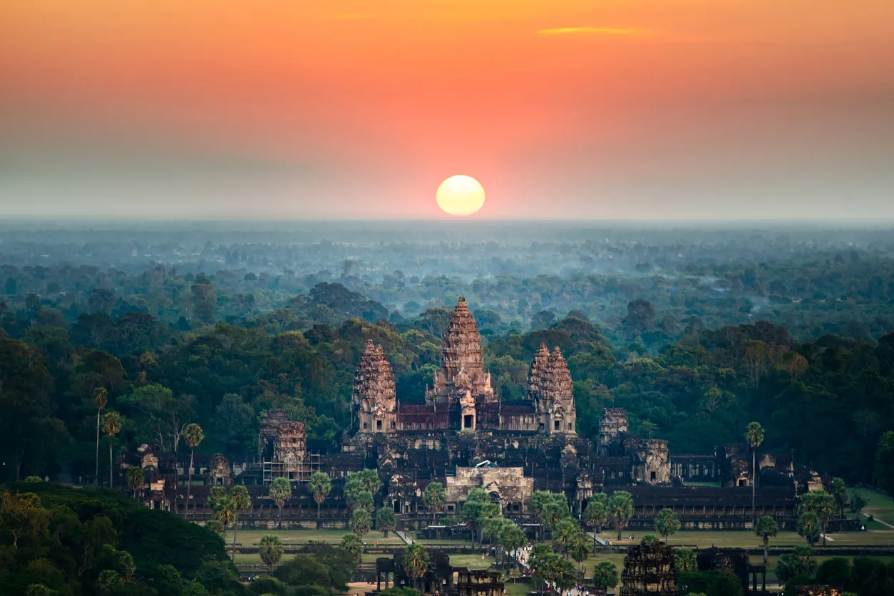 Vue aérienne d'Angkor Wat à Siem Reap au lever du soleil © iStock # Kintarapong