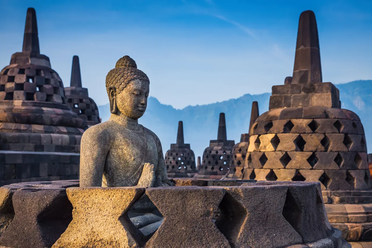 Statue de Bouddha et stupas au temple de Borobudur sur l'île de Java, Indonésie © iStock / platongkoh