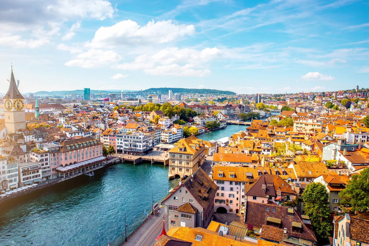 Zurich, Suisse, vue panoramique sur la vieille ville | © iStock / to:RossHelen