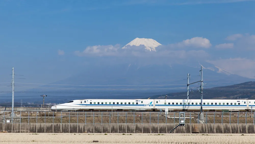 Train Tokaido Shinkansen, mont Fuji au loin, Shizuoka, Japon | © Torsakarin