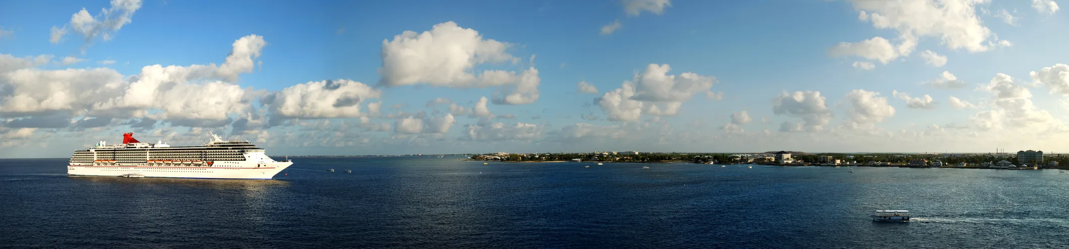 Navire de croisière près de George Town sur l'île de Grand Cayman (îles Caïmans), dans les Caraïbes