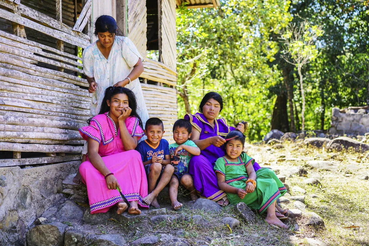 Charmante famille de la communauté des Ngöbe-Buglés (Panama)- photo © iStock-DavorLovincic