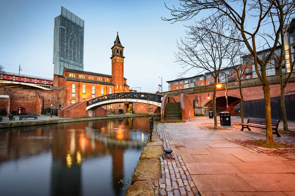 Grocer’s Footbridge, Bridgewater Canal, Beetham Tower au loin, Manchester, Angleterre, Royaume-Uni |