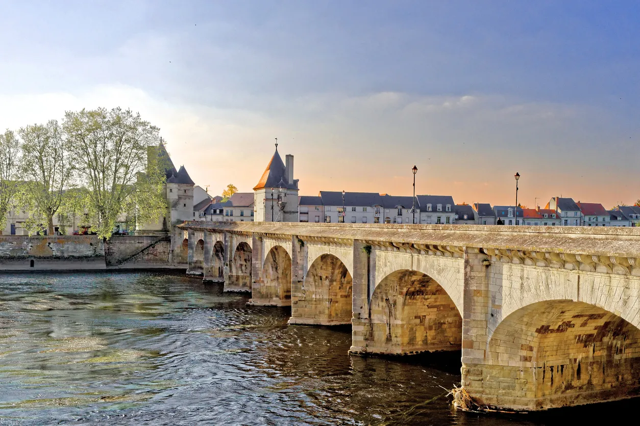Chatellerault, la Vienne et le pont Henri IV  © DouxVide / iStock