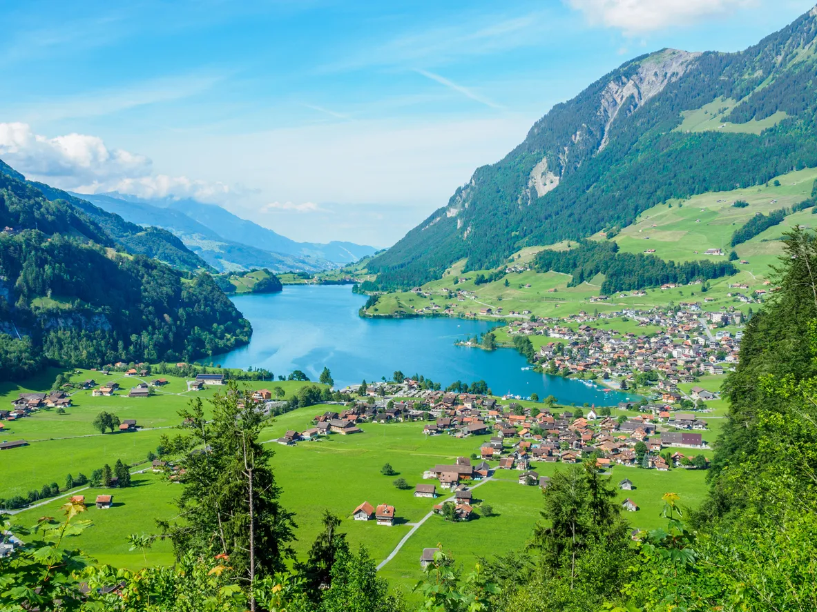 Le col de Brünig et la vue sur le lac Lungern (suisse) - photo © iStock-pattarastock