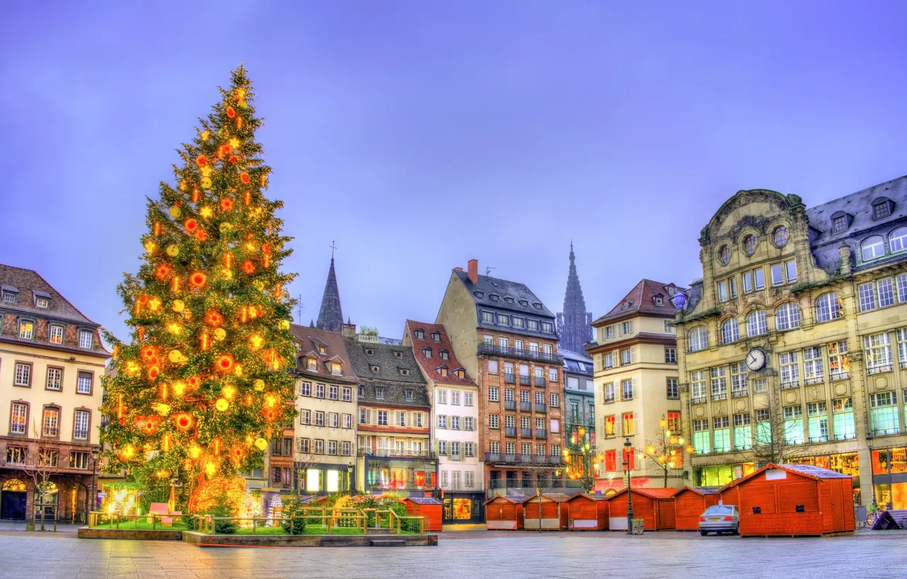 Arbre de Noël sur la place Kléber à Strasbourg © iStock / Leonid Andronov