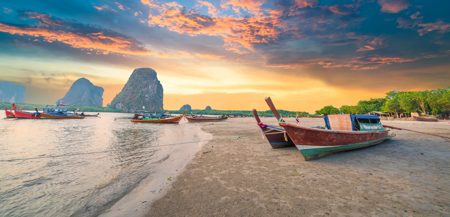Une plage du sud de la Thaïlande, avec de bateaux à longues queues.  © iStock / primeimages