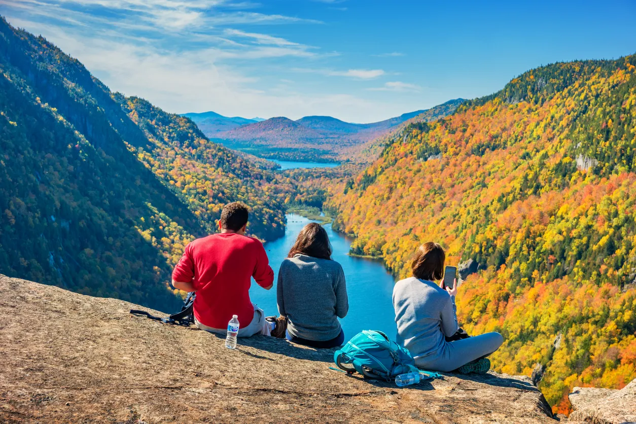 Les Adirondacks dans l'État de New York à l'automne © iStock / benedek